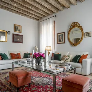 Miracoli With View On The Canal R&r , Venice Italy